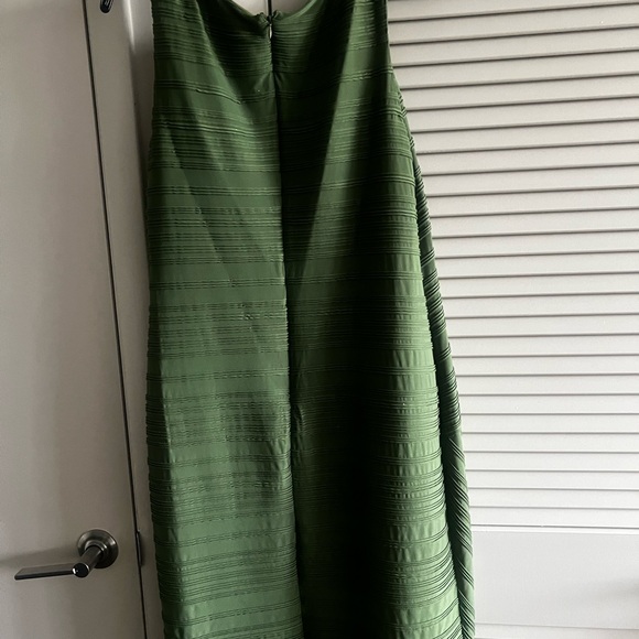Olive green sleeveless dress - Picture 3 of 6